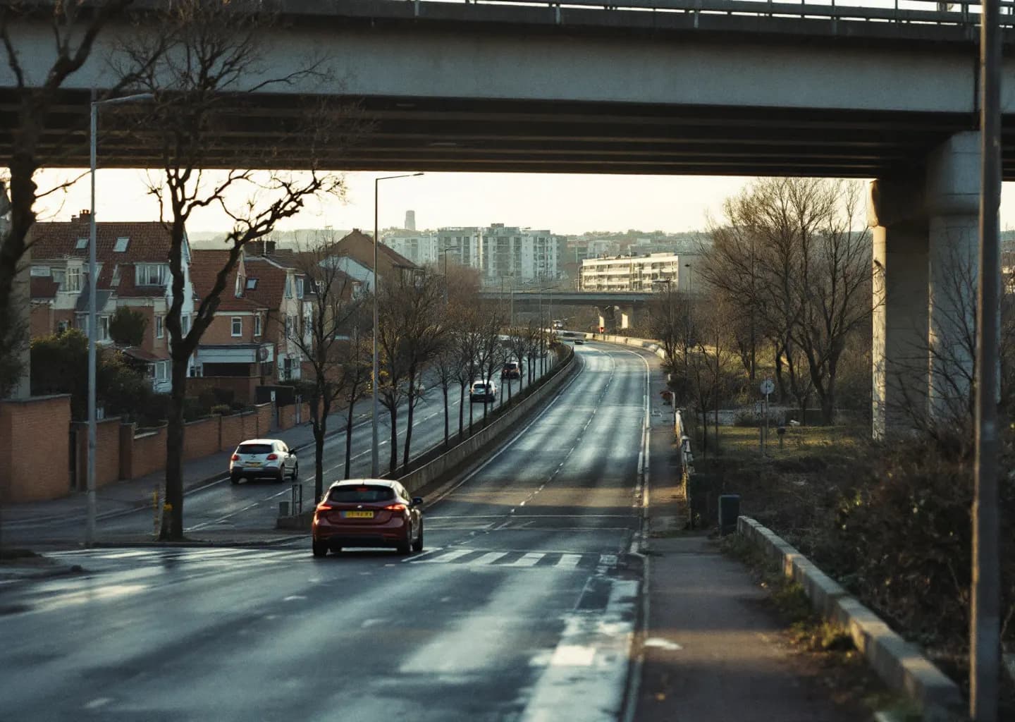Limite d'agglomération : avenue rejoignant une rocade, pont autoroutier et murs antibruit